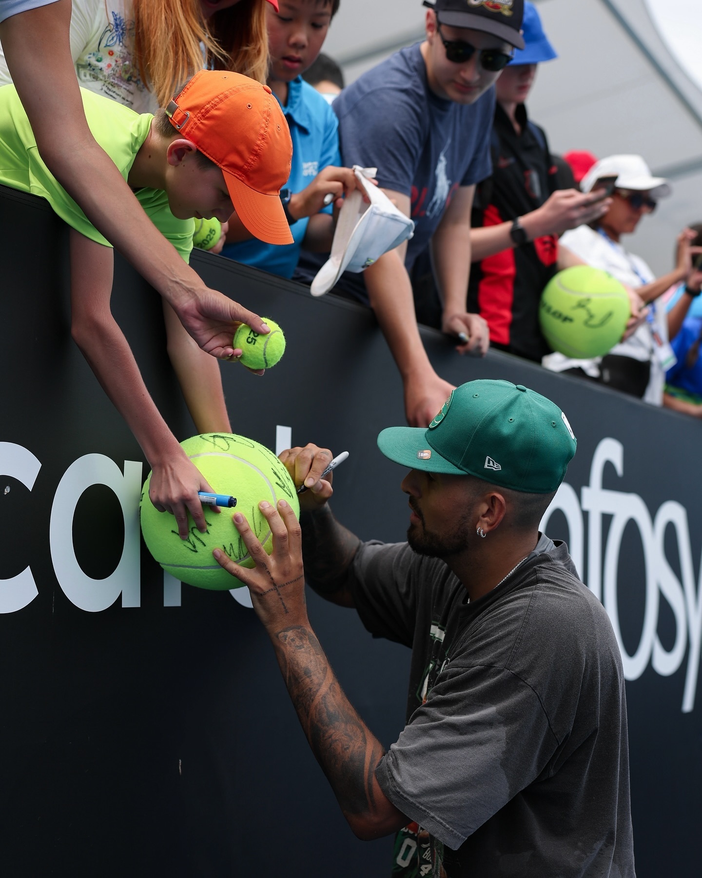 斯图加特训练开放日，转会期手感冰凉引欢呼，意大利杯在即，更衣室氛围转暖(斯图加特阵容)