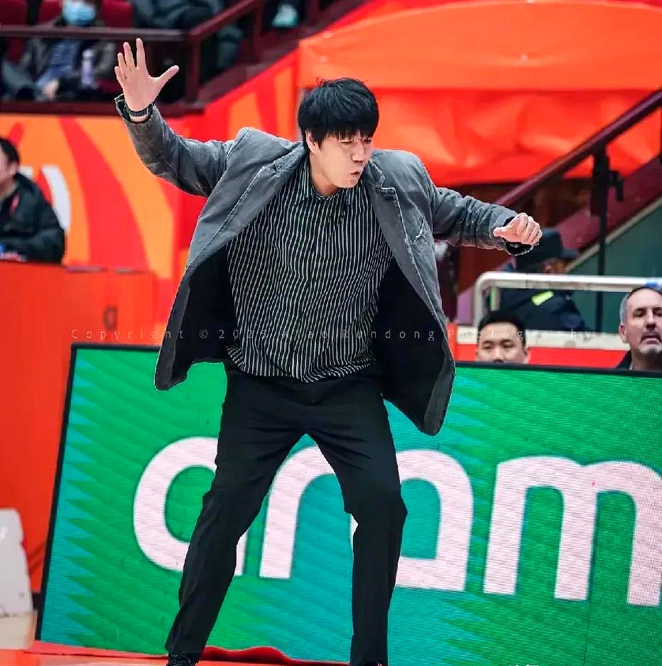 转会期突围战来临,山东男篮围绕CBA季后赛止住颓势,气氛紧张,轮换策略成焦点的简单介绍 转会期突围战来临,山东男篮围绕CBA季后赛止住颓势,气氛紧张,轮换策略成焦点的简单介绍